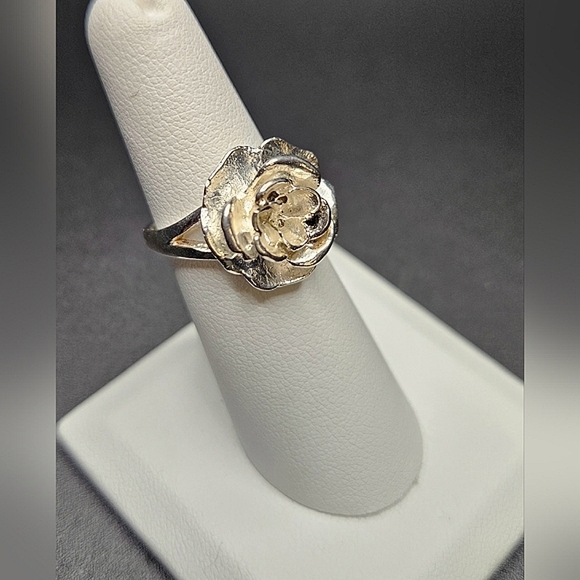 Sterling Silver Ring Marked 925 with a Metal Flower Size 7 - Picture 4 of 6